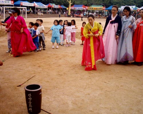 투호놀이. 생각처럼 쉽지 않네 